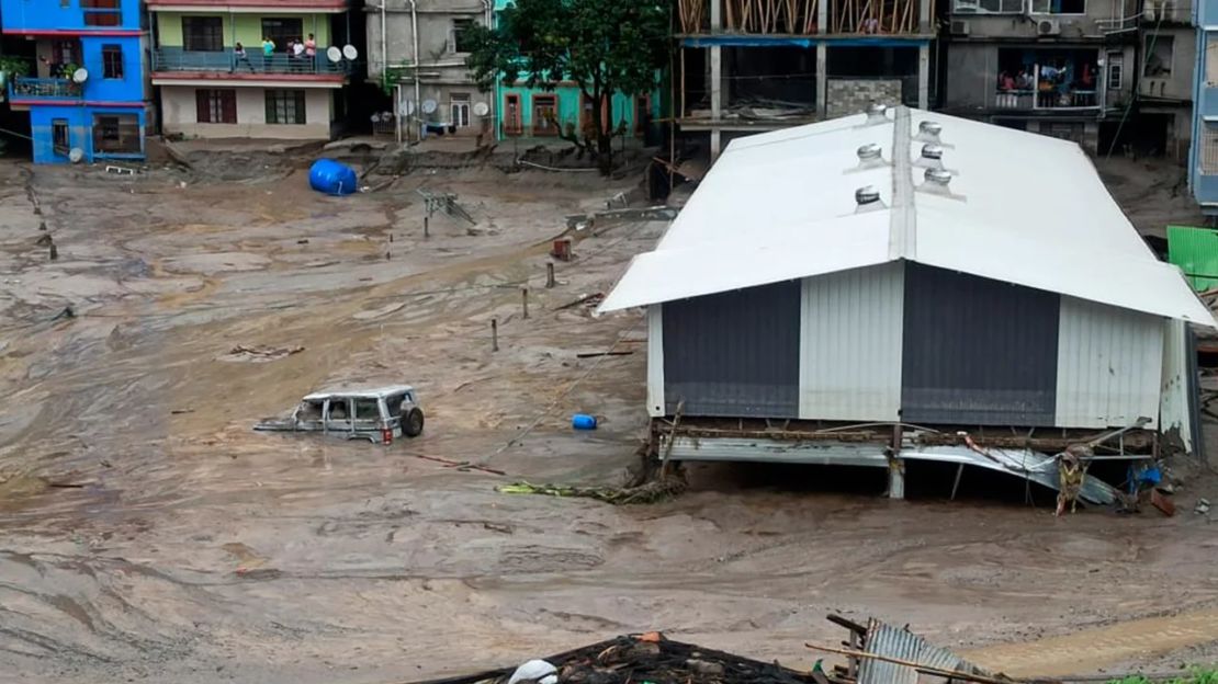 Un vehículo parcialmente sumergido en las aguas de una inundación en la ciudad de Rangpo. Crédito: Prakash Adhikari/AP