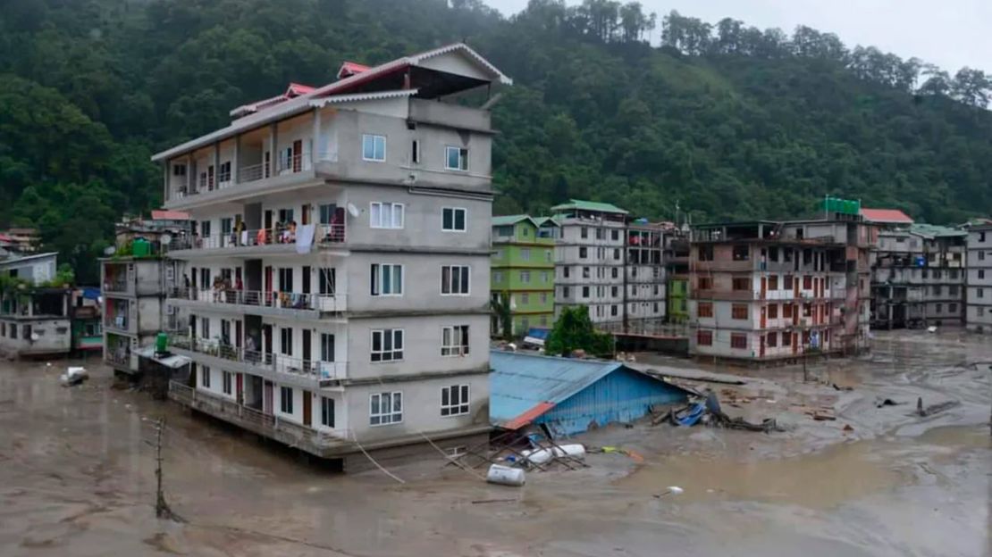 Edificios inundados por las aguas en la ciudad de Rangpo. Crédito :Prakash Adhikari/AP