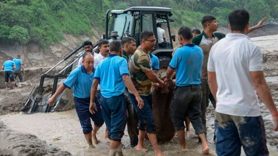 Continúan las labores de rescate tras las inundaciones repentinas en la ciudad de Rangpo, en Sikkim, el 5 de octubre.Crédito: Prakash Adhikari/AP