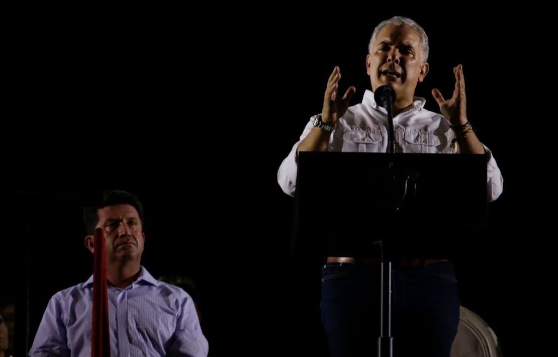El presidente colombiano, Iván Duque (centro), habla junto al ministro de Defensa de Colombia, Diego Molano (i), durante la conmemoración del Día del Ejército colombiano en Tolemaida, al sureste de Bogotá, el 5 de agosto de 2022.