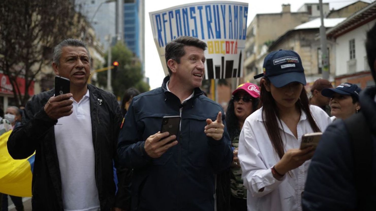 El ex ministro de Defensa de Colombia, Diego Molano, se une a los opositores al gobierno del presidente colombiano Gustavo Petro en una protesta contra las reformas gubernamentales en Bogotá el 22 de abril de 2023.
