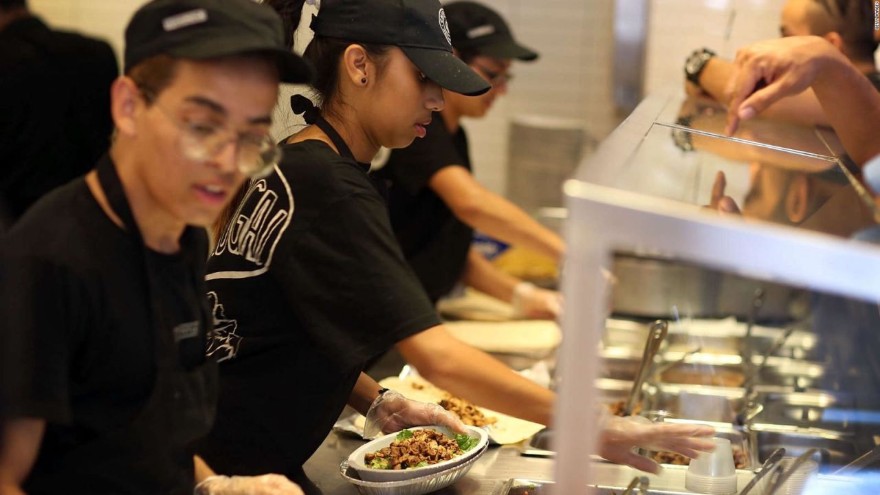 CNNE 1467404 - ¿a que establecimientos de comida rapida afecta el aumento de salario minimo en california?