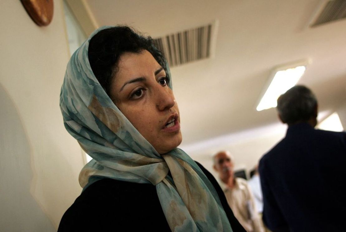 Esta foto de archivo fechada el 25 de junio de 2007 muestra a Narges Mohammadi, activista de derechos humanos de la oposición iraní, en el Centro de Defensores de los Derechos Humanos de Teherán. Mohammadi, asesora de Shirin Ebadi, ganadora iraní del Nobel de la Paz, fue detenida antes del aniversario de las controvertidas elecciones presidenciales iraníes, según informaron el 11 de junio de 2010 grupos de defensa de los derechos de Ebadi.