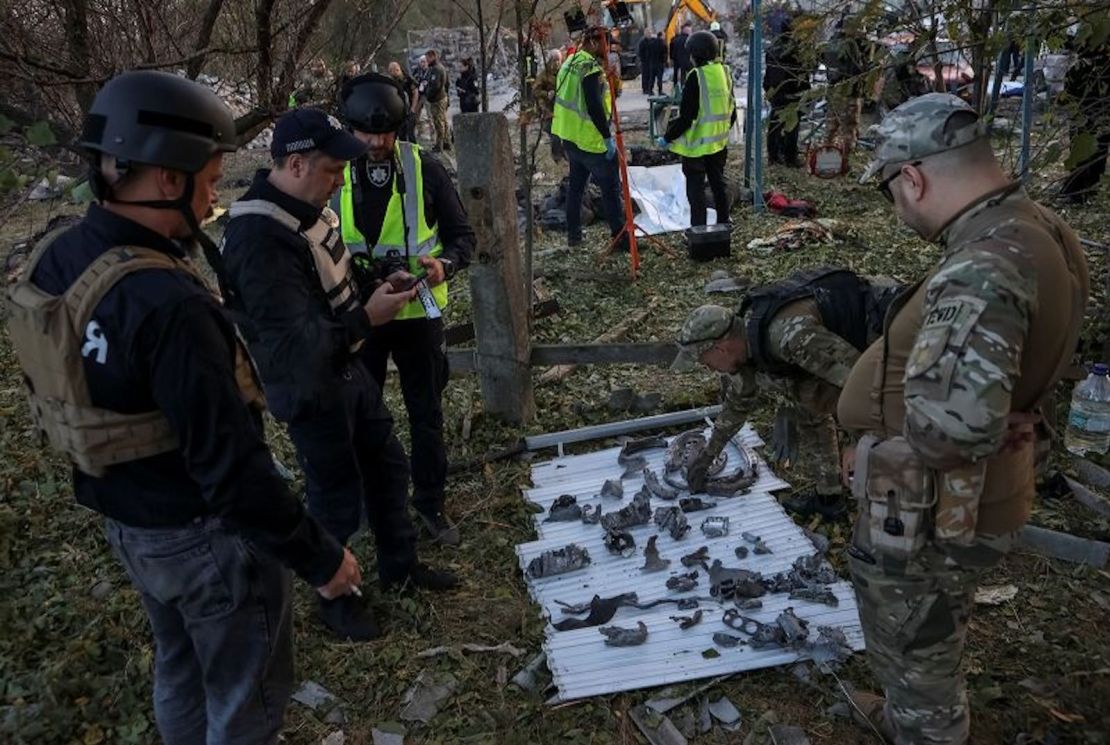 Policía y expertos militares trabajando en el lugar de un ataque militar ruso en Hroza, Ucrania.