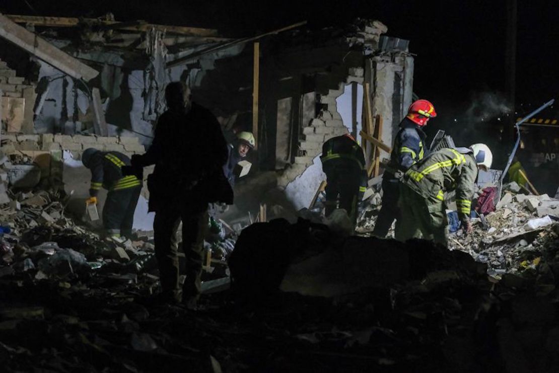 Los servicios de emergencia de Ucrania trabajan toda la noche excavando entre los escombros tras un ataque con misiles rusos, el 5 de octubre de 2023.