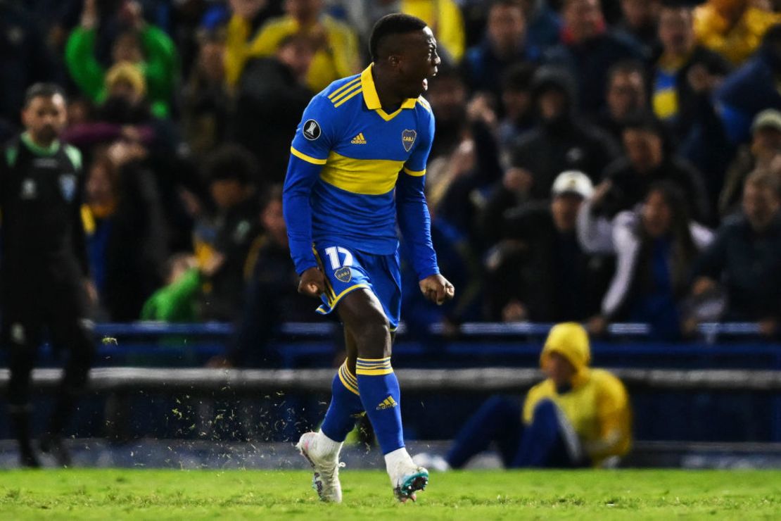 El defensa peruano de Boca Juniors, Luis Advíncula, celebra tras marcar durante el partido de fútbol de la fase de grupos de la Copa Libertadores entre Boca Juniors y Deportivo Pereira, en el estadio La Bombonera, de Buenos Aires, el 18 de abril de 2023.