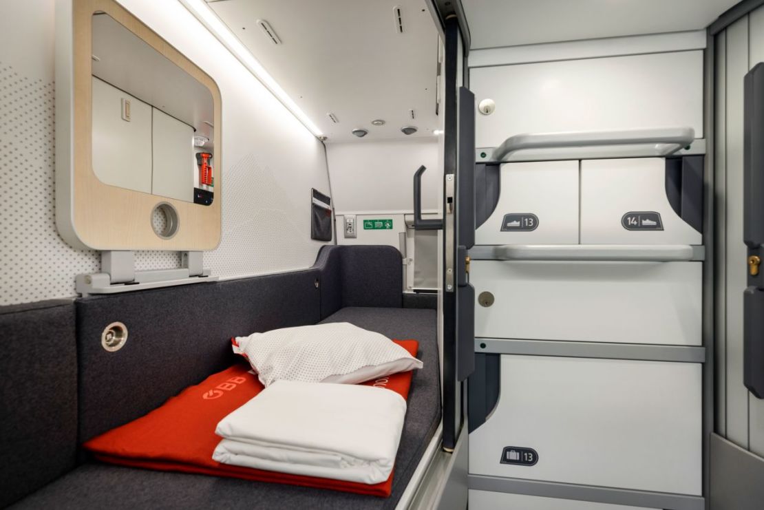 Las minicabinas individuales permiten a los viajeros aislarse de los demás en una cabina de estilo dormitorio. Crédito: ÖBB