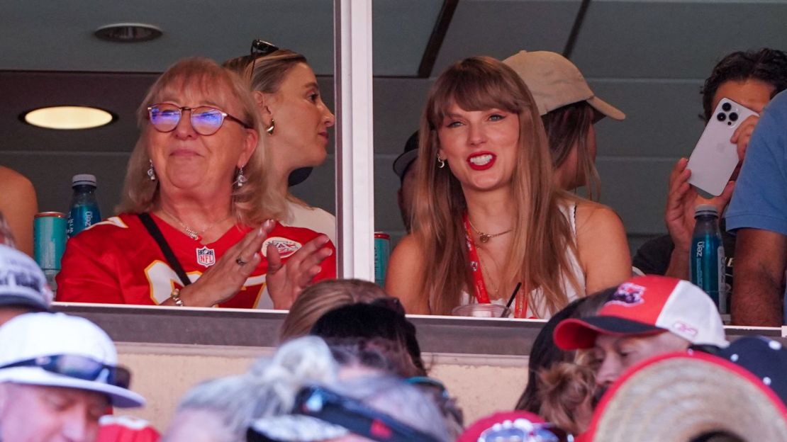 Taylor Swift sentada junto a Donna Kelce durante un partido entre los City Chiefs de Kansas contra los Bears de Chicago el 24 de septiembre.