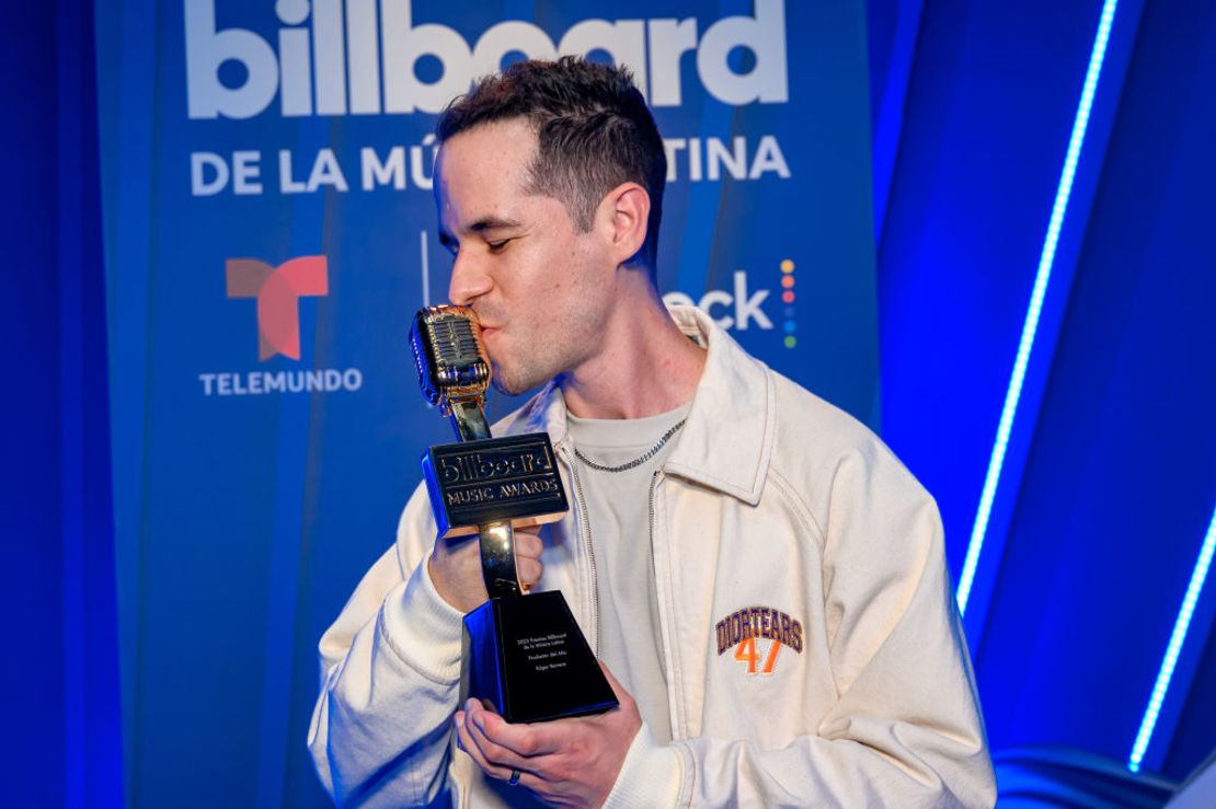 Edgar Barrera posa con su premio Productor del Año en los Premios Billboards de Música Latina en el Watsco Center el 5 de octubre de 2023 en Coral Gables, Florida. Crédito: Ivan Apfel/Getty Images