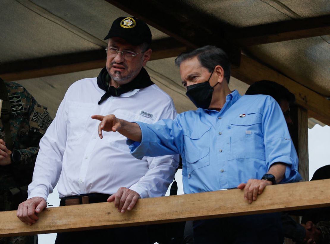 El presidente de Panamá, Laurentino Cortizo (derecha), y su homólogo de costa Rica, Rodrigo Chaves, conversan durante la llegada de migrantes a la Estación de Recepción de Migrantes en Lajas Blancas, provincia de Darién, Panamá, el 6 de octubre de 2023. Crédito: ROBERTO CISNEROS/AFP vía Getty Images.