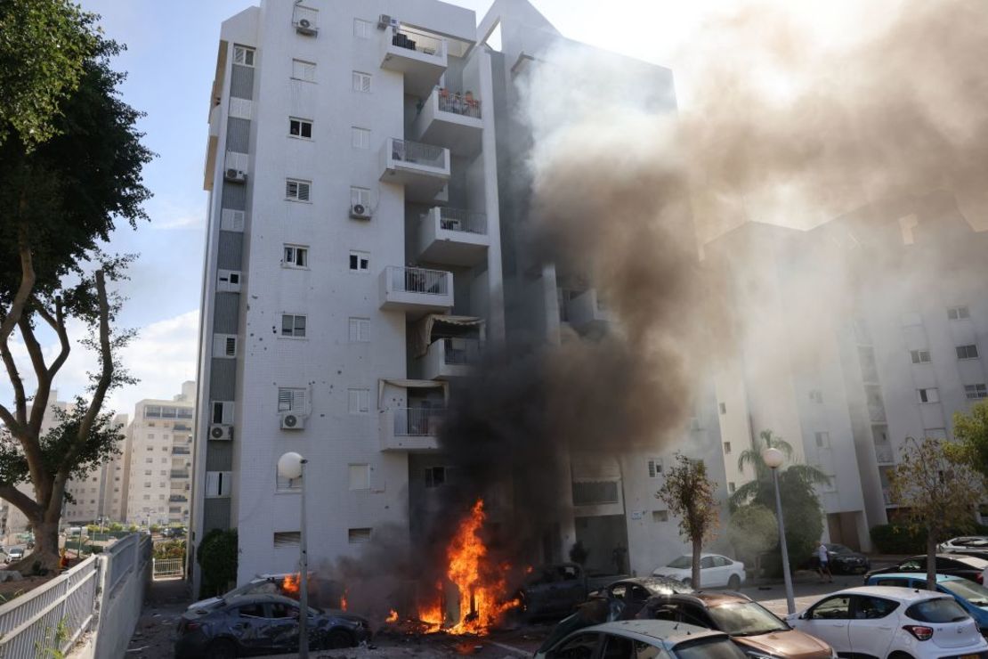 Vista de un edificio residecial en la ciudad israelí de Ashkelon tras el ataque masivo de cohetes desde Gaza.