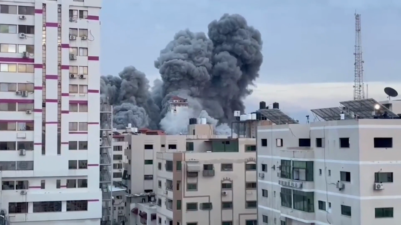 CNNE 1468495 - video muestra el derrumbe de dos torres en gaza