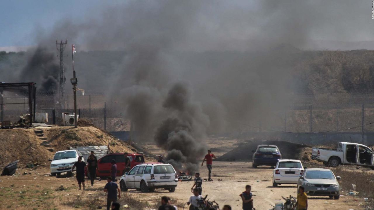 CNNE 1468522 - combatientes de hamas irrumpen en la frontera gaza-israel