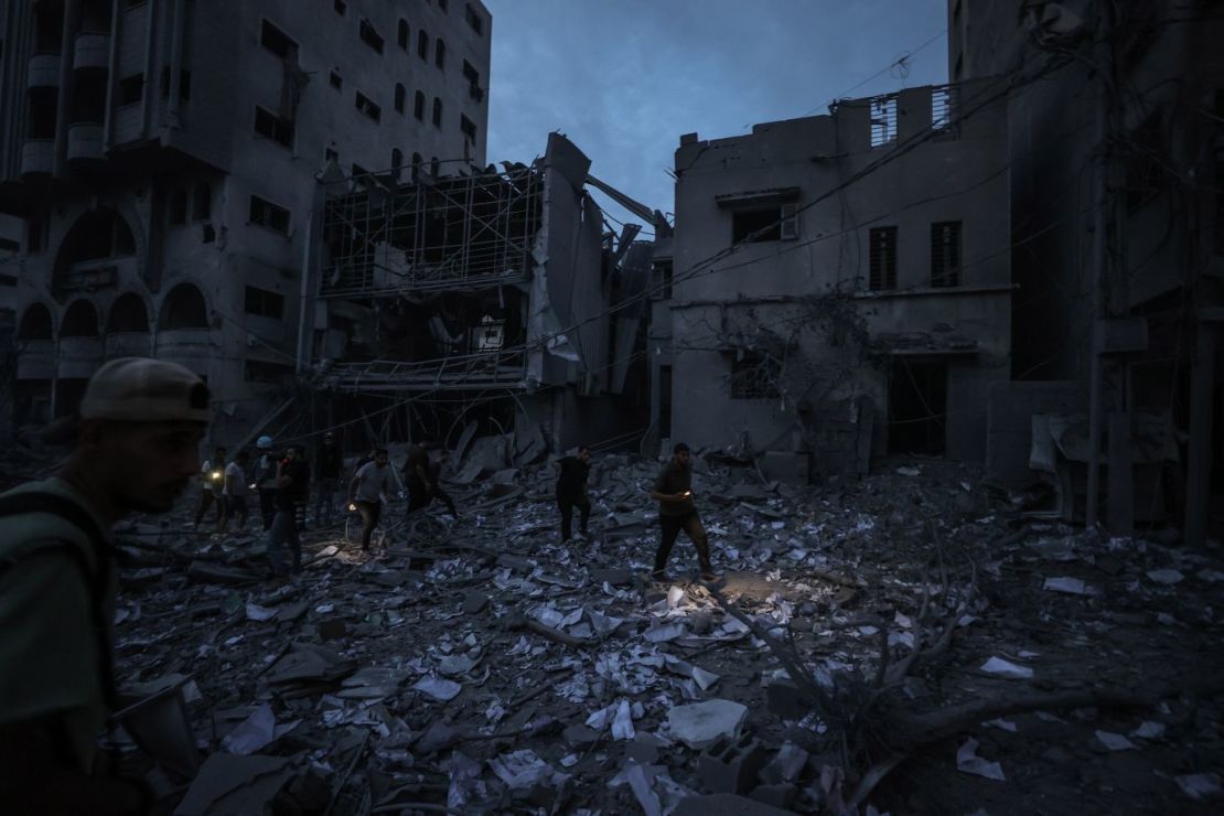 Palestinos inspeccionan los edificios dañados en Gaza después de los ataques aéreos de Israel este sábado.