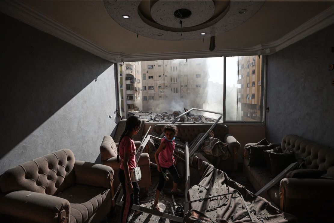 Niños en una casa dañada en Gaza después de los ataques aéreos de Israel del sábado.