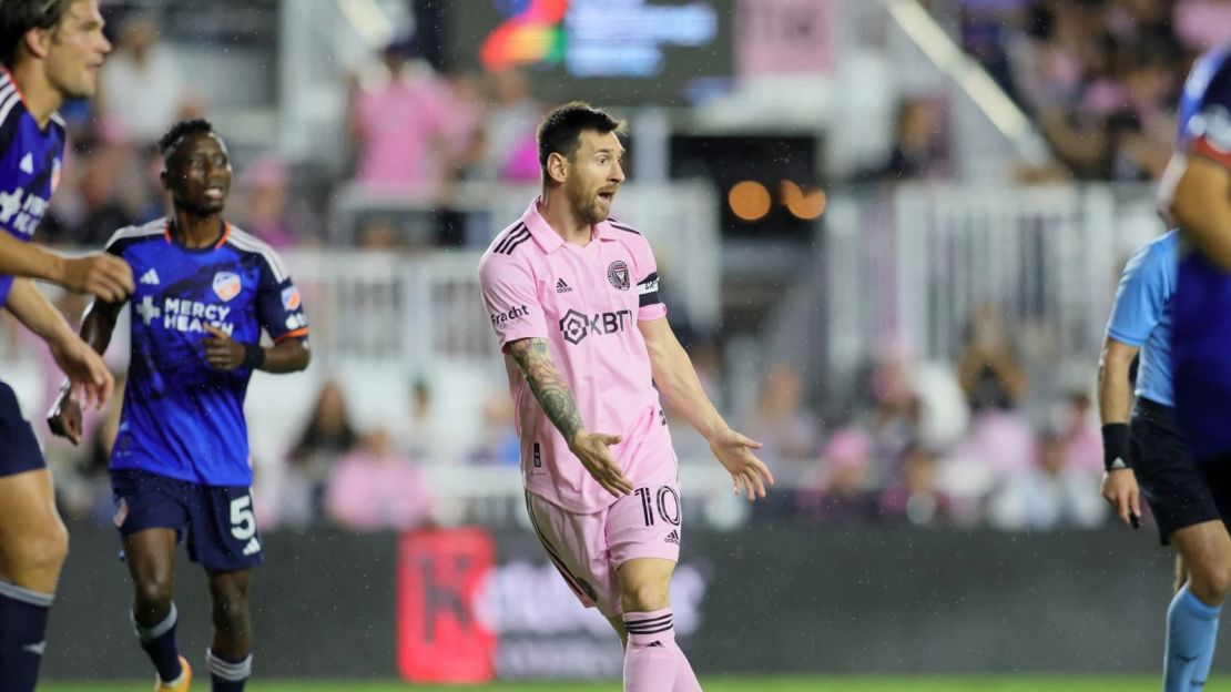 El delantero del Inter Miami, Lionel Messi (10), hace gestos contra el FC Cincinnati durante la segunda mitad.