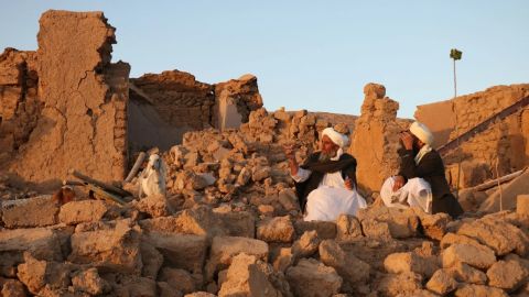 Los residentes se sientan en una casa dañada después de un terremoto en la aldea de Zendeh Jan en Sarbuland, distrito de la provincia de Herat, el 7 de octubre de 2023.