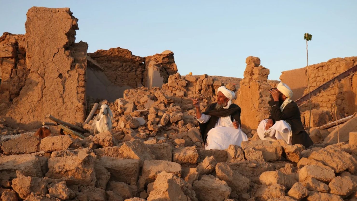 Los residentes se sientan en una casa dañada después de un terremoto en la aldea de Zendeh Jan en Sarbuland, distrito de la provincia de Herat, el 7 de octubre de 2023.