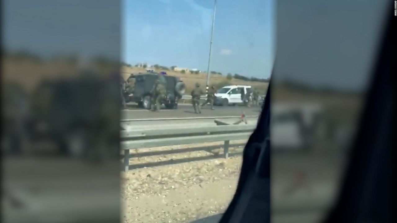 CNNE 1468914 - un video muestra enfrentamientos armados en una autopista israeli