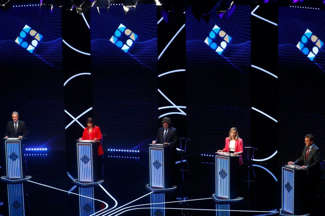 De izquierda a derecha: Juan Schiaretti, Patricia Bullrich, Myriam Bregman y Sergio Massa en el segundo debate presidencial en Argentina el 8 de ocubre de 2023.