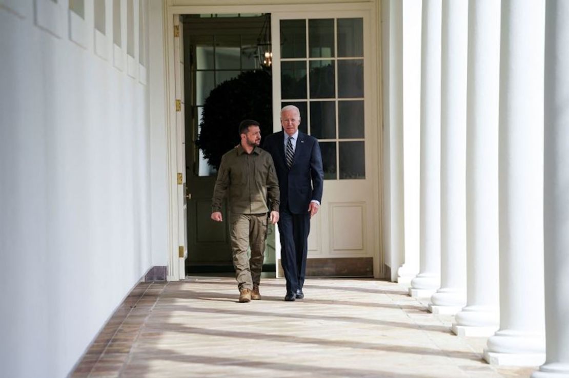 El presidente ucraniano Volodymyr Zelensky camina por la columnata de la Casa Blanca hasta la Oficina Oval con el presidente Joe Biden durante una visita a la Casa Blanca en Washington el 21 de septiembre de 2023.