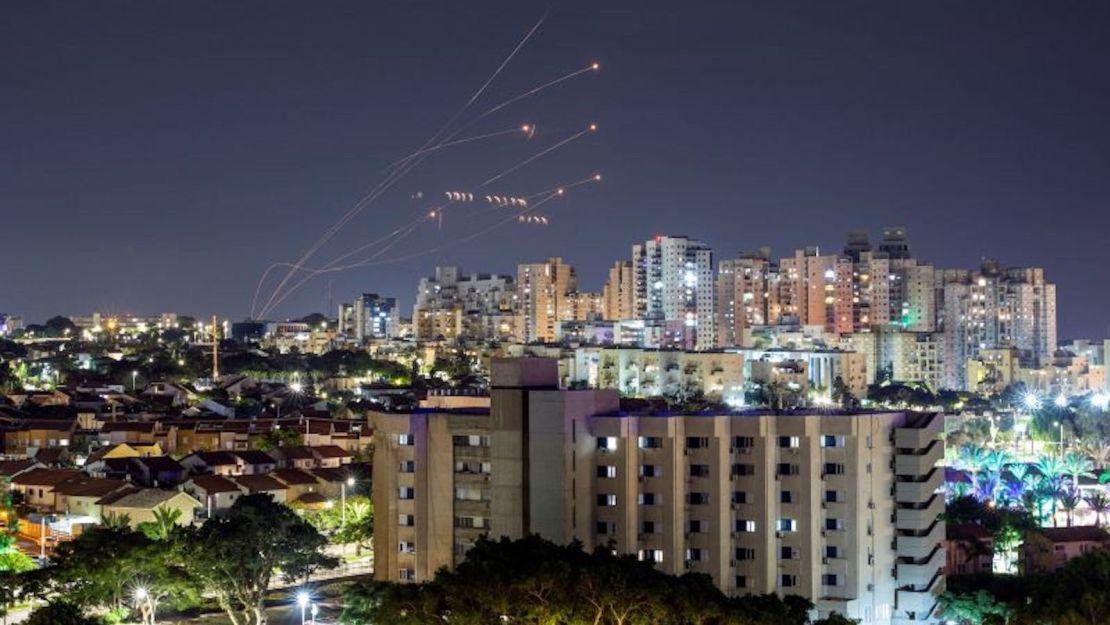 El sistema antimisiles Cúpula de Hierro de Israel intercepta cohetes lanzados desde la Franja de Gaza, visto desde Ashkelon, en el sur de Israel, el 7 de octubre de 2023