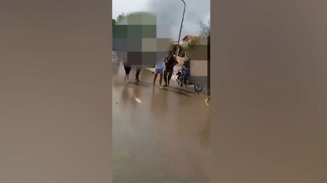 Un vídeo geolocalizado por CNN muestra a cinco civiles tomados como rehenes por Hamas en Be'eri, cerca de la frontera con Gaza.