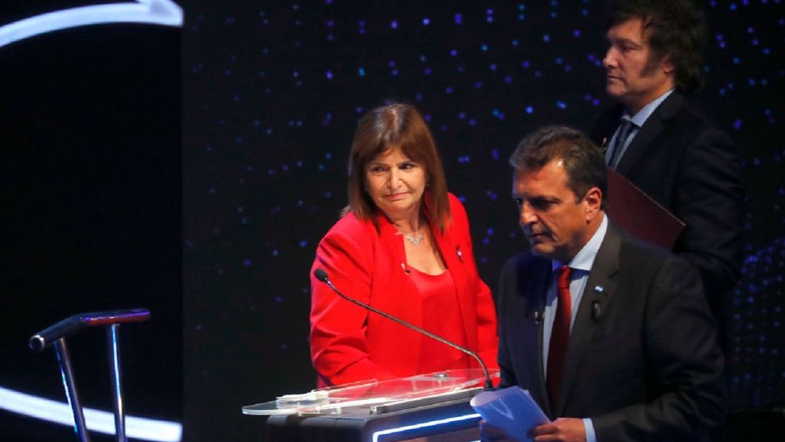 El candidato presidencial por La Libertad Avanza Javier Milei, la candidata presidencial por Juntos Por El Cambio Patricia Bullrich y el candidato presidencial por Unión Por La Patria Sergio Massa tras el debate previo a las elecciones presidenciales en la Facultad de Derecho de la Universidad de Buenos Aires el 08 de octubre de 2023 en Buenos Aires, Argentina.