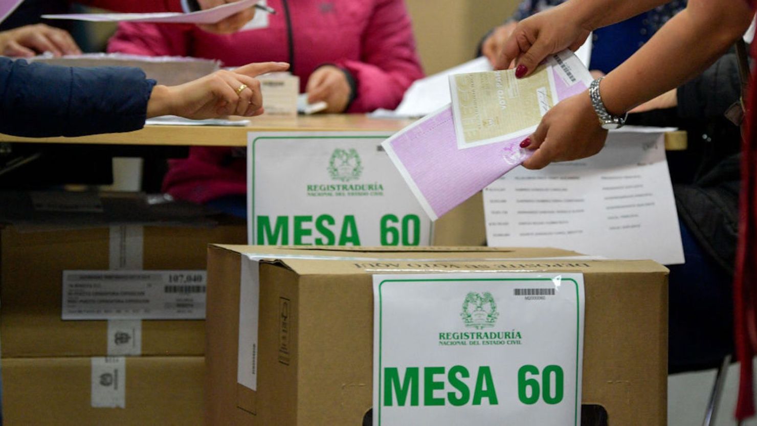 Foto de archivo. Una mujer emite su voto en un puesto en Bogotá en las elecciones regionales el 27 de octubre de 2019.