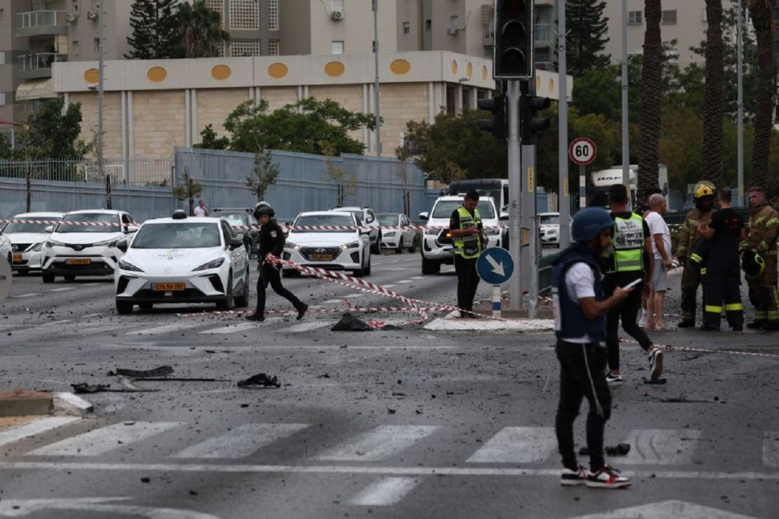 Equipos de emergencia israelíes acordonan el lugar de un ataque con cohetes en la ciudad de Ashdod, en el sur de Israel, el 9 de octubre de 2023. Israel bombardeó sin tregua la Franja de Gaza a primera hora del lunes, mientras se sucedían los combates con Hamas en los alrededores de la Franja de Gaza y el número de muertos en la guerra contra los militantes palestinos superaba los 1.100.