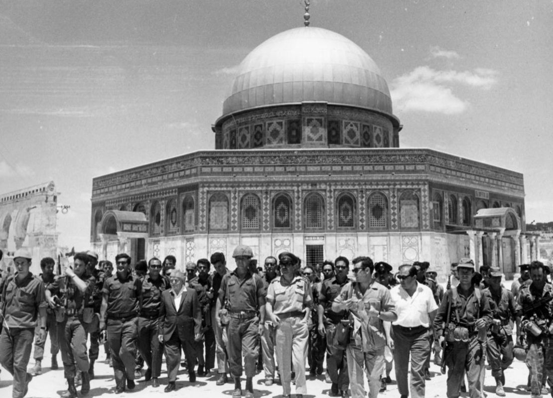 Los estadistas israelíes David Ben-Gurion y Yitzhak Rabin dirigen a un grupo de soldados junto a la Cúpula de la Roca, en el Monte del Templo, durante un recorrido por la victoria tras la Guerra de los Seis Días, en junio de 1967.