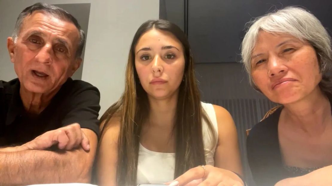 Yakov Argamani (izquierda), Shlomit Marciano (centro) y Leora Argamani (derecha) dijeron a CNN que están ansiosos por tener noticias de su hija y amiga desaparecida Noa Agramani. Crédito: CNN