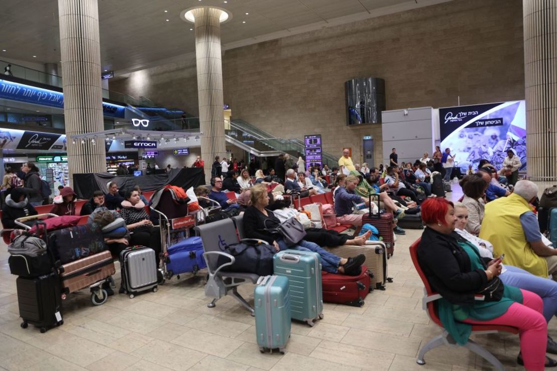 Los pasajeros esperan en el aeropuerto Ben Gurion cerca de Tel Aviv, Israel, el 7 de octubre de 2023, mientras los vuelos se cancelan debido al ataque sorpresa de Hamas.
