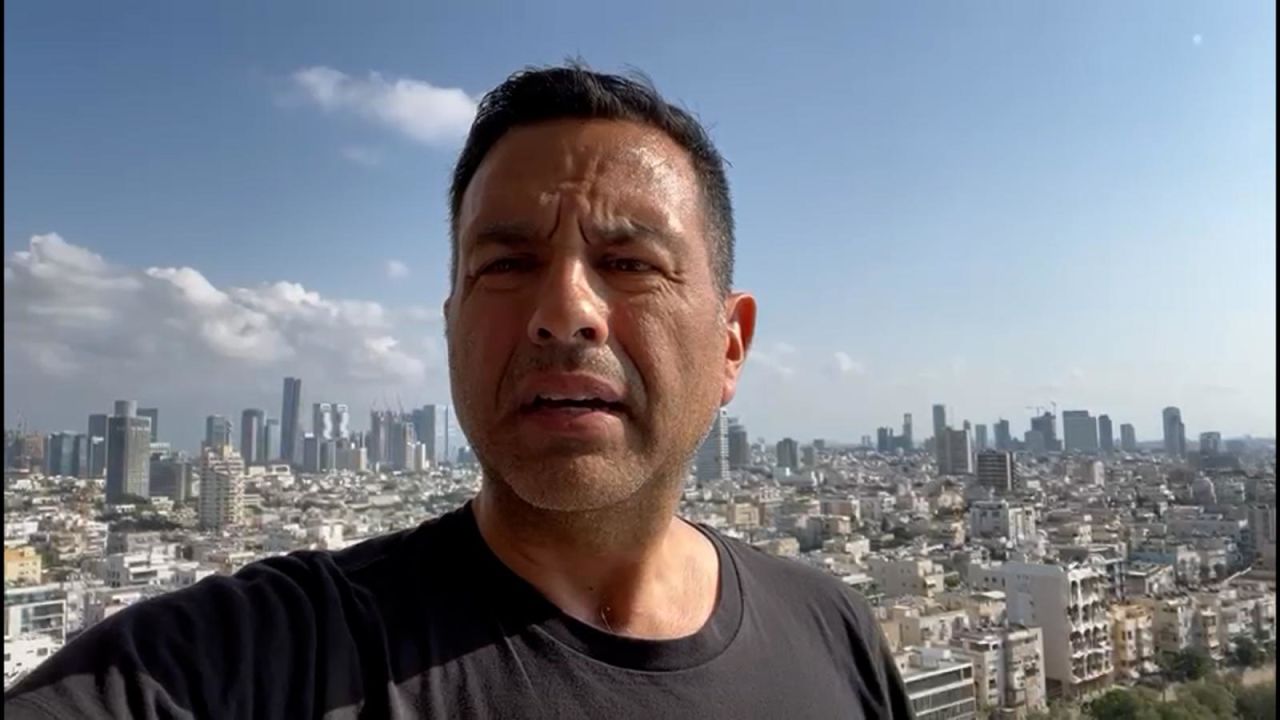CNNE 1469855 - se escuchan explosiones en israel, mientras corresponsal de cnn graba reporte