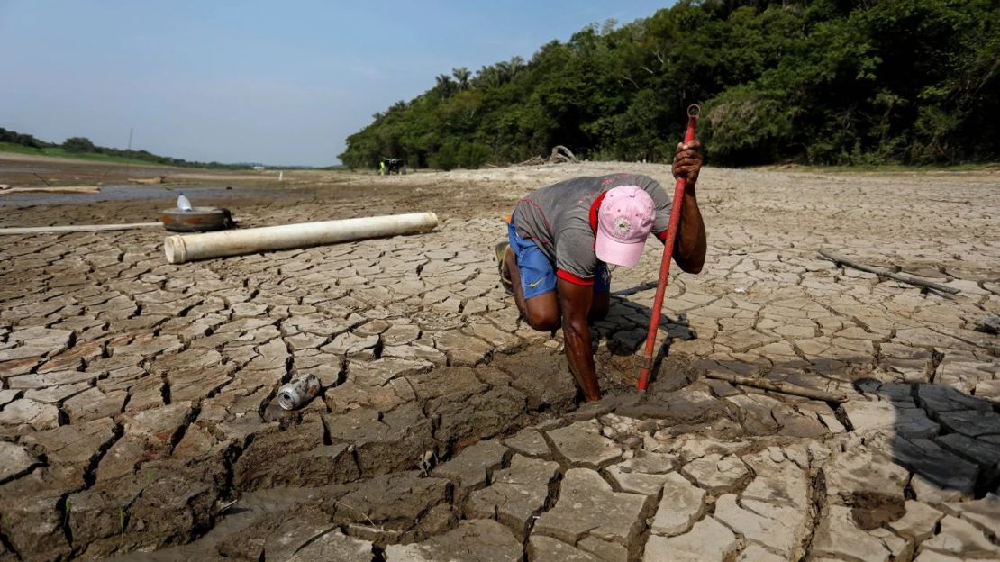 Ivalmir Silva cava un pozo para obtener agua en el lago Puraquequara en Manaos, estado del Amazonas, Brasil, el 6 de octubre de 2023. Crédito: Michael Dantas/AFP/Getty Images
