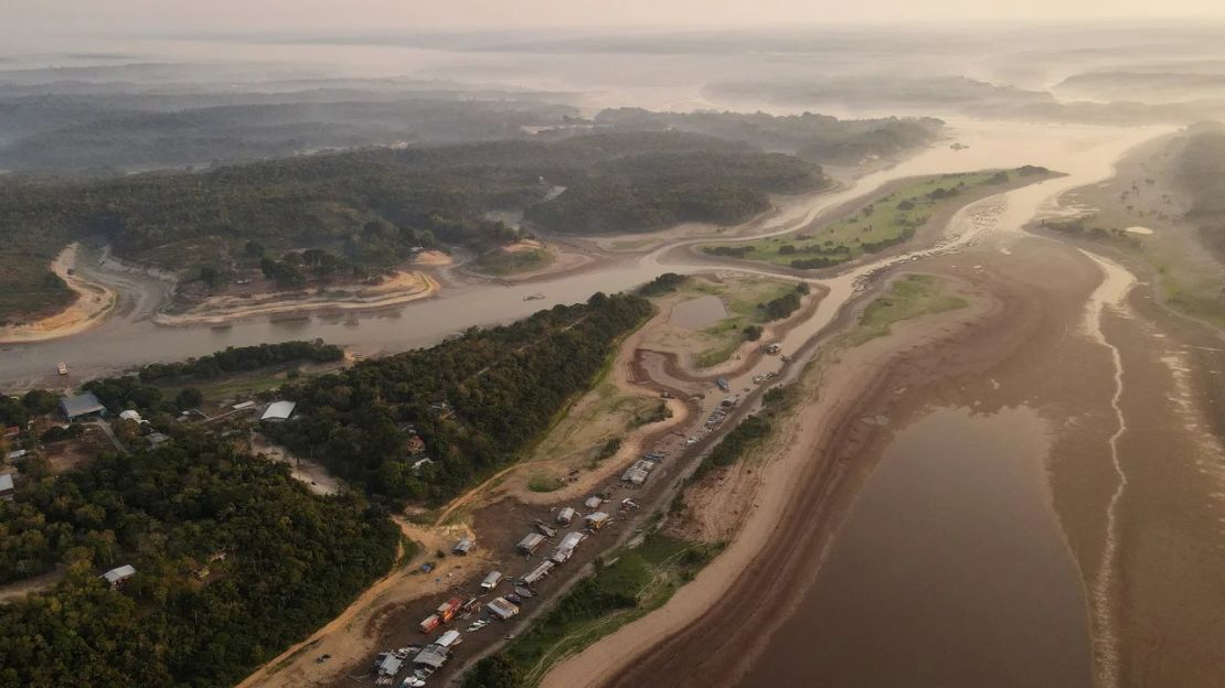 Barcos y casas flotantes varados en el lago Puraquequara en Manaos, Brasil, 6 de octubre de 2023. Crédito: Bruno Kelly/Reuters