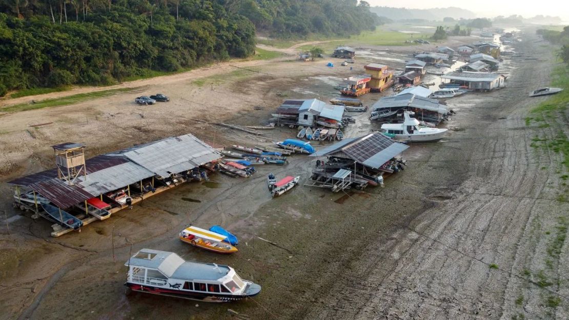 Lago Puraquequara en Manaos, estado de Amazonas, Brasil, el 6 de octubre de 2023. La sequía ha secado los ríos y dificultado los desplazamientos entre ciudades del estado de Amazonas. Crédito: Michael Dantas/AFP/Getty Images