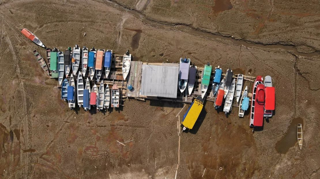 Barcos varados en el lago Puraquequara, el 6 de octubre de 2023. Crédito: Bruno Kelly/Reuters