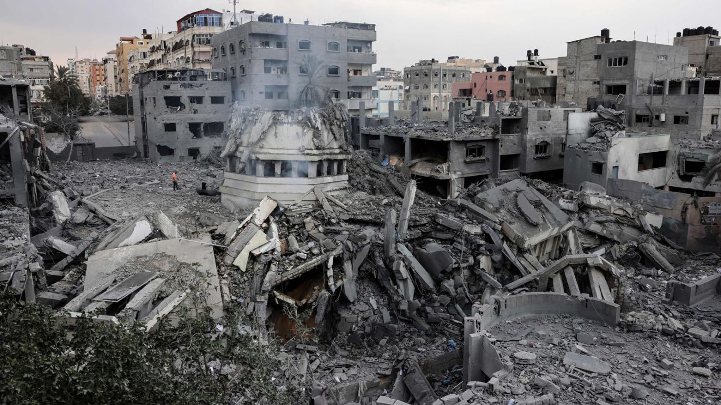 Personas palestinas inspeccionan la destrucción alrededor de la mezquita Ahmed Yassin, que fue arrasada por los ataques aéreos israelíes, en la ciudad de Gaza a principios del 9 de octubre.