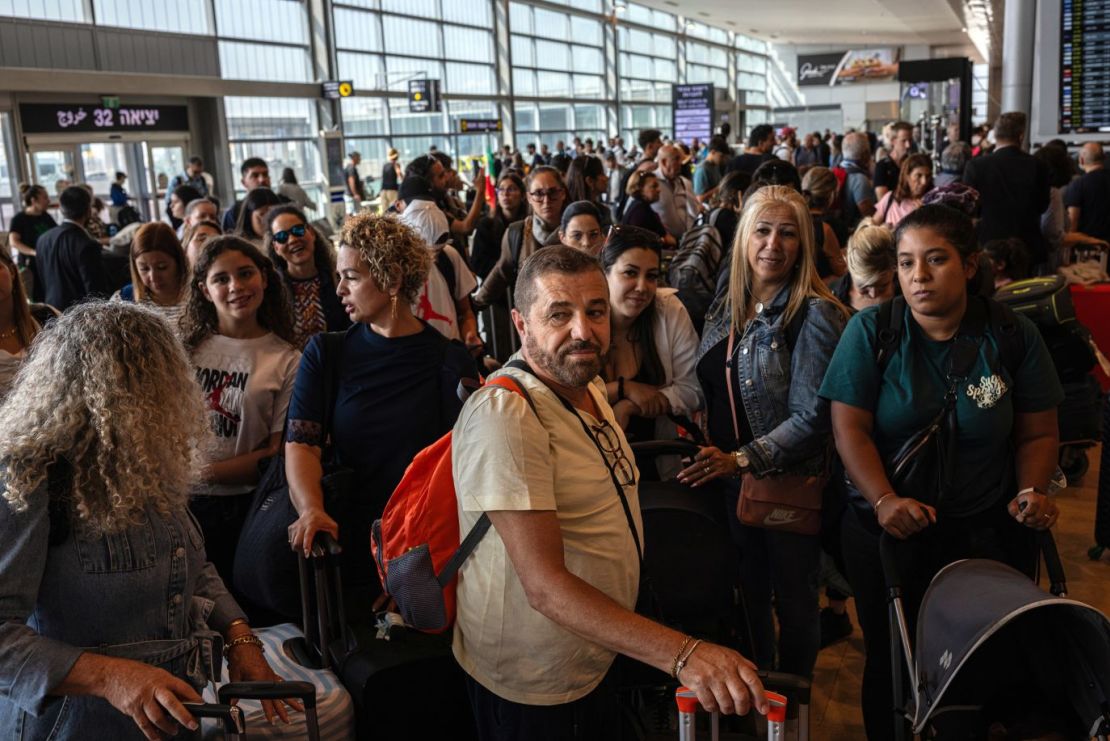 Viajeros varados esperan a que se les reserve un vuelo en el aeropuerto internacional Ben Gurion, a las afueras de Tel Aviv, el 10 de octubre.