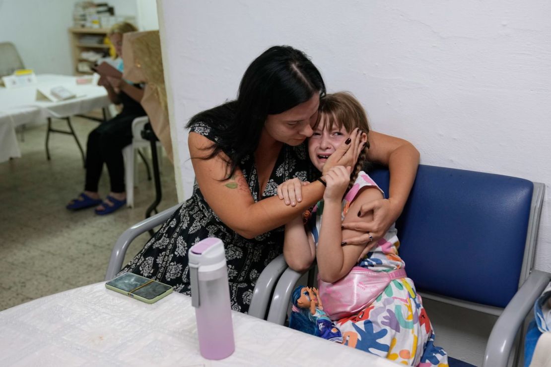 Israelíes en Ashkelon se resguardan en un refugio mientras suena una sirena alertando de la llegada de misiles el 10 de octubre.