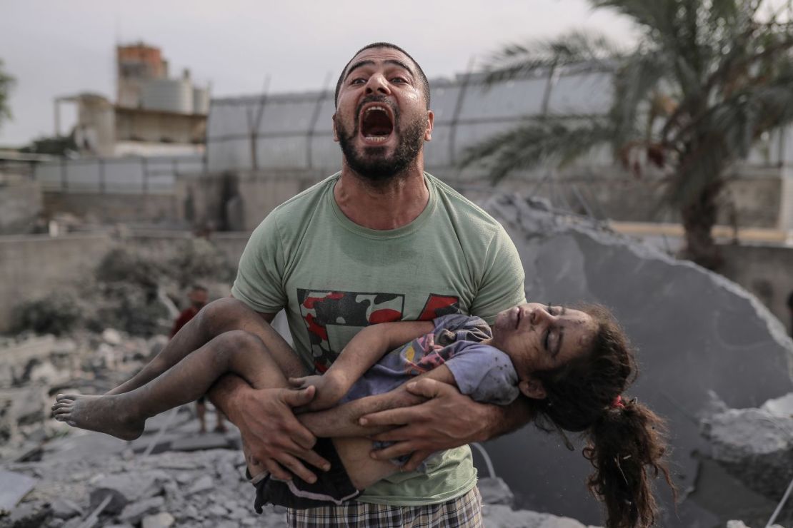 Un palestino carga el cuerpo de su prima, que fue sacada de entre los escombros tras los ataques aéreos israelíes en la ciudad de Gaza el lunes 9 de octubre.