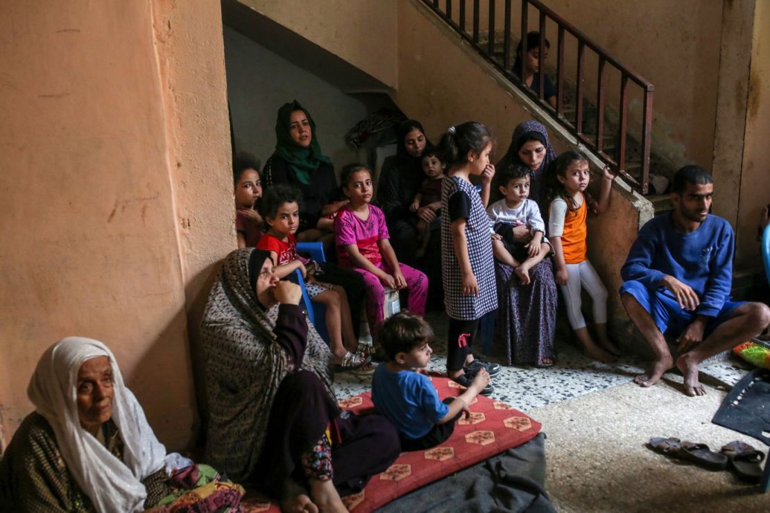 Una familia se refugia en casa de un vecino después de que su vivienda resultara dañada por un ataque aéreo israelí en el campo de refugiados de Shati, en Gaza, el 9 de octubre.