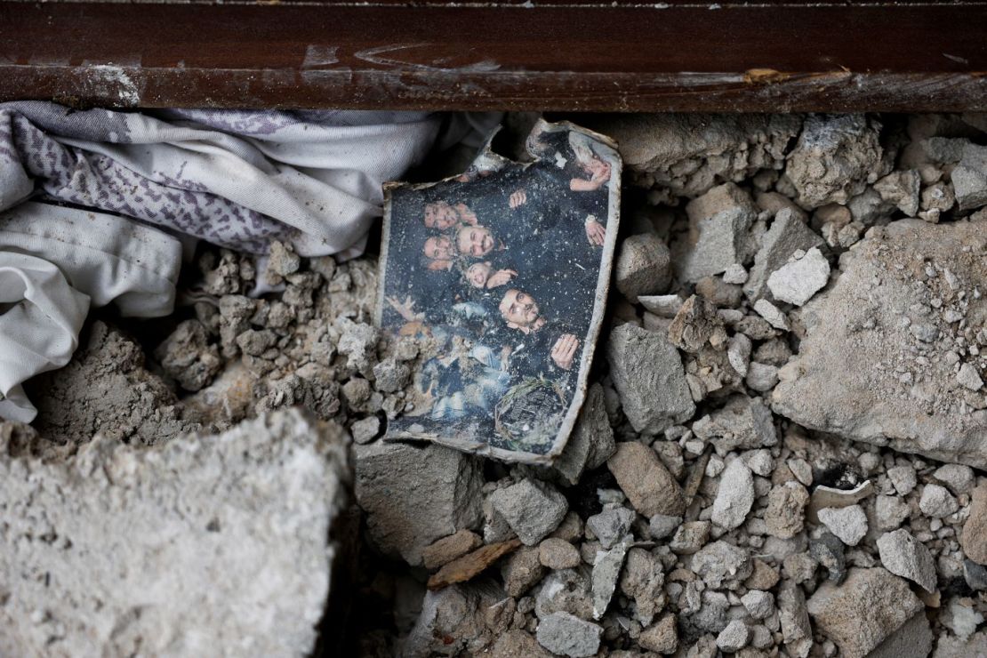 Una foto de una boda se ve en el suelo de un edificio en Ashkelon que fue alcanzado por misiles desde Gaza el 9 de octubre.