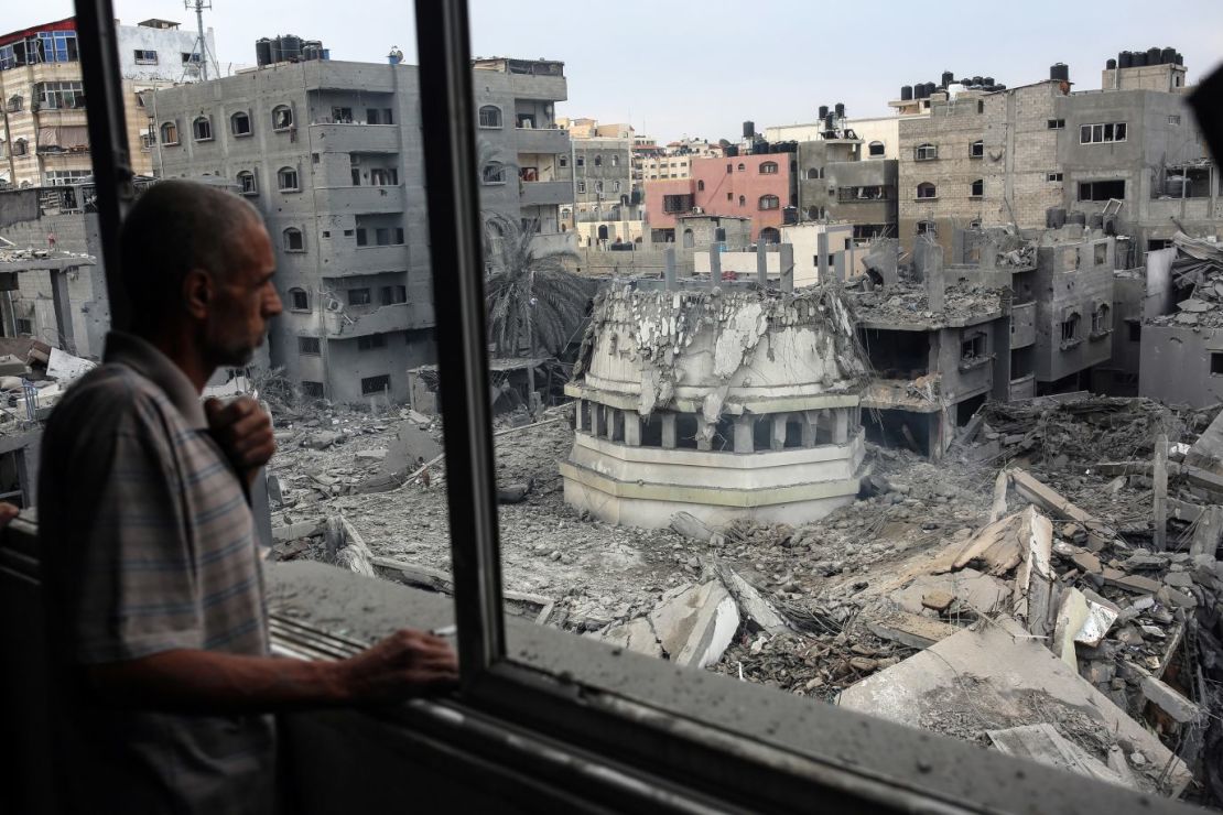 Las ruinas de la mezquita de Yassin en el campo de refugiados de Shati, a las afueras de la ciudad de Gaza, el 9 de octubre.