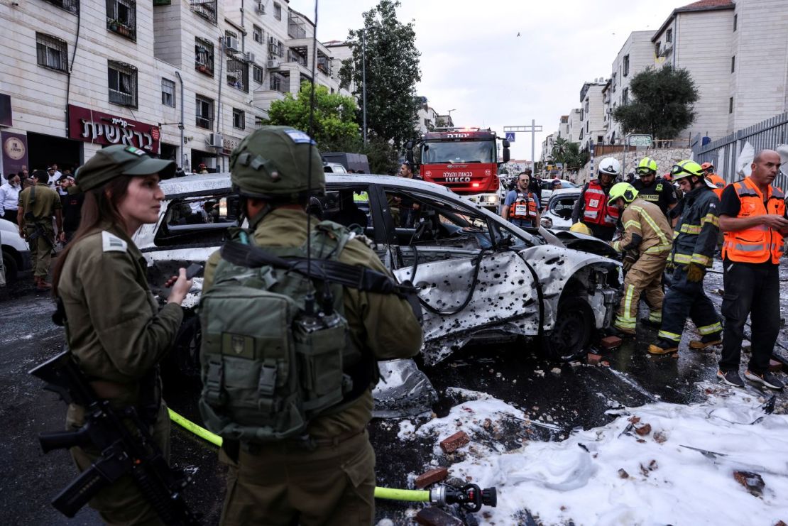 Funcionarios israelíes de seguridad y emergencias responden tras el impacto de un cohete en el asentamiento israelí de Beitar Ilit, en la Ribera Occidental ocupada, el 9 de octubre.