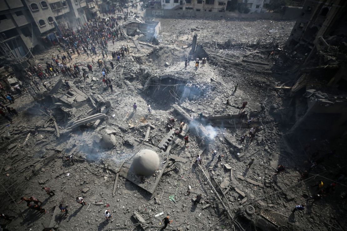 Palestinos inspeccionan los daños causados por un ataque aéreo israelí contra la mezquita de Sousi, en la ciudad de Gaza, el 9 de octubre.