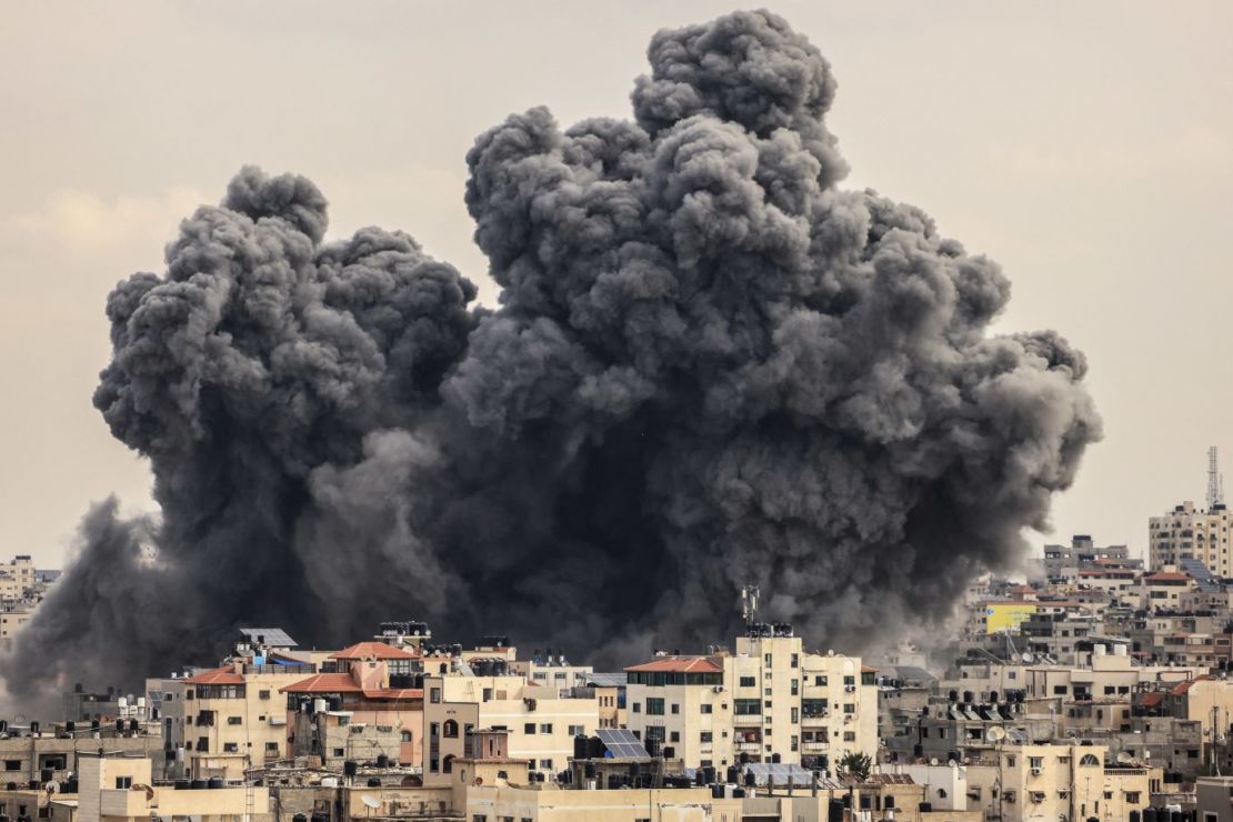 Una columna de humo se eleva en el cielo de la ciudad de Gaza durante un ataque aéreo israelí el 9 de octubre.