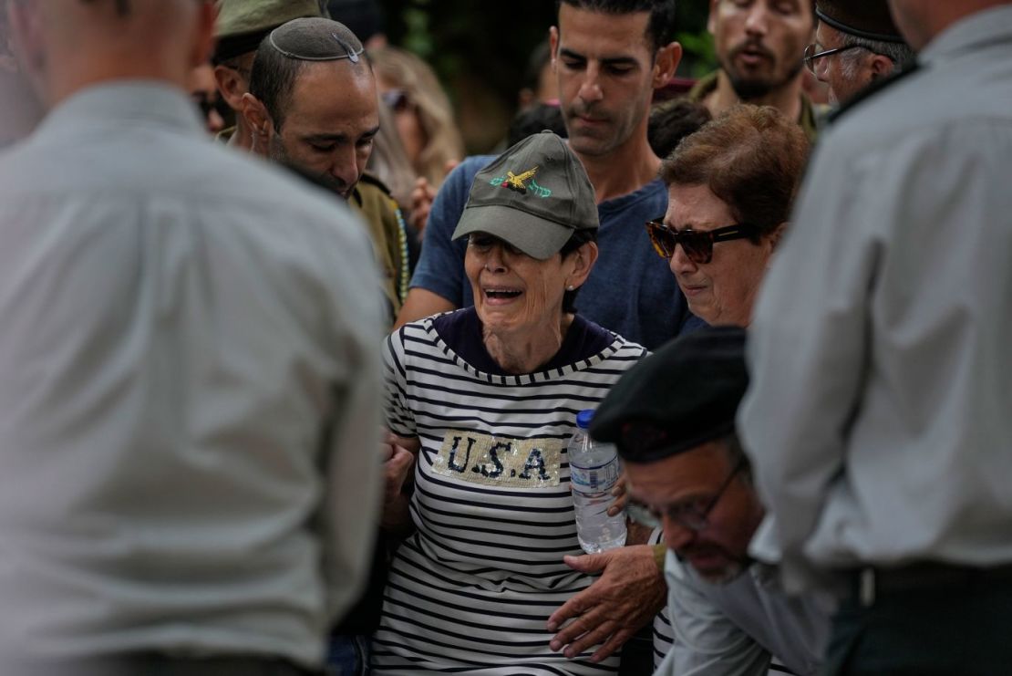 La madre del coronel israelí Roi Levy llora durante el funeral de su hijo en el cementerio del Monte Herzl de Jerusalén el 9 de octubre.