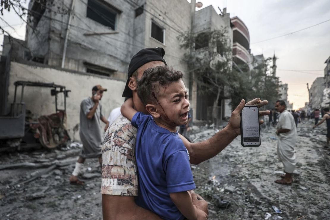 Un niño palestino herido tras los ataques aéreos israelíes en el campo de refugiados de Shati, en Gaza, el 9 de octubre.